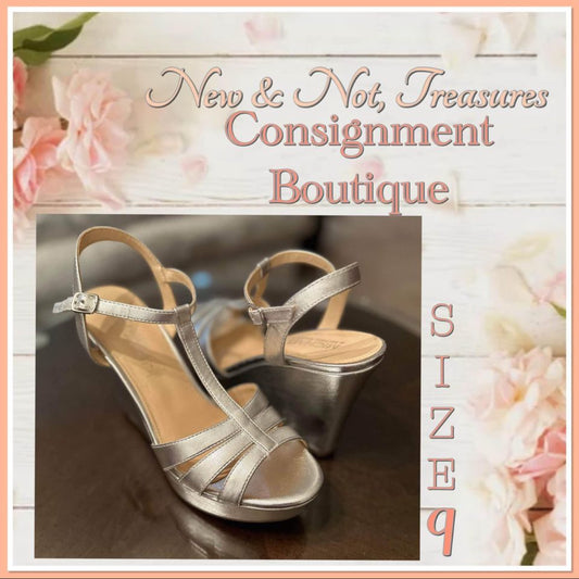 Michael Shannon Metallic Silver Platform Wedge Sandals. T Strap.  size 9.  Like New!