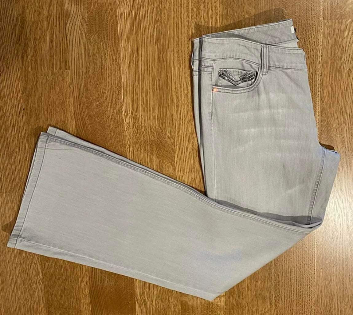 WHITE HOUSE BLACK MARKET LIGHT GRAY DENIM JEANS BOOT CUT NOIR  Sz 4 EUC
