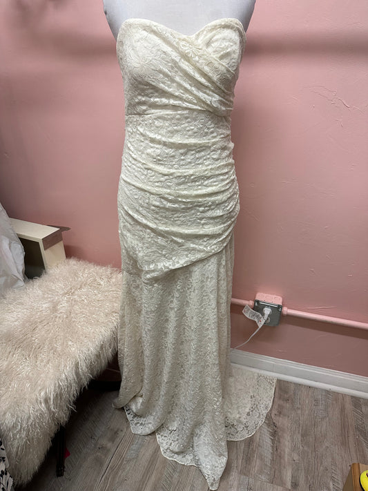 Sandals Strapless Wedding Dress in Size 8